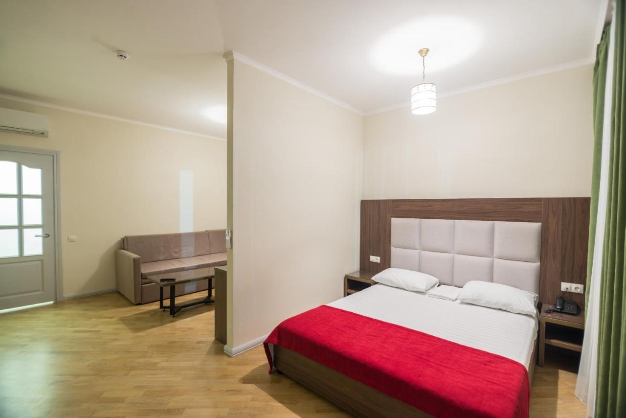 Pivdenniy Hotel Lviv Exterior photo