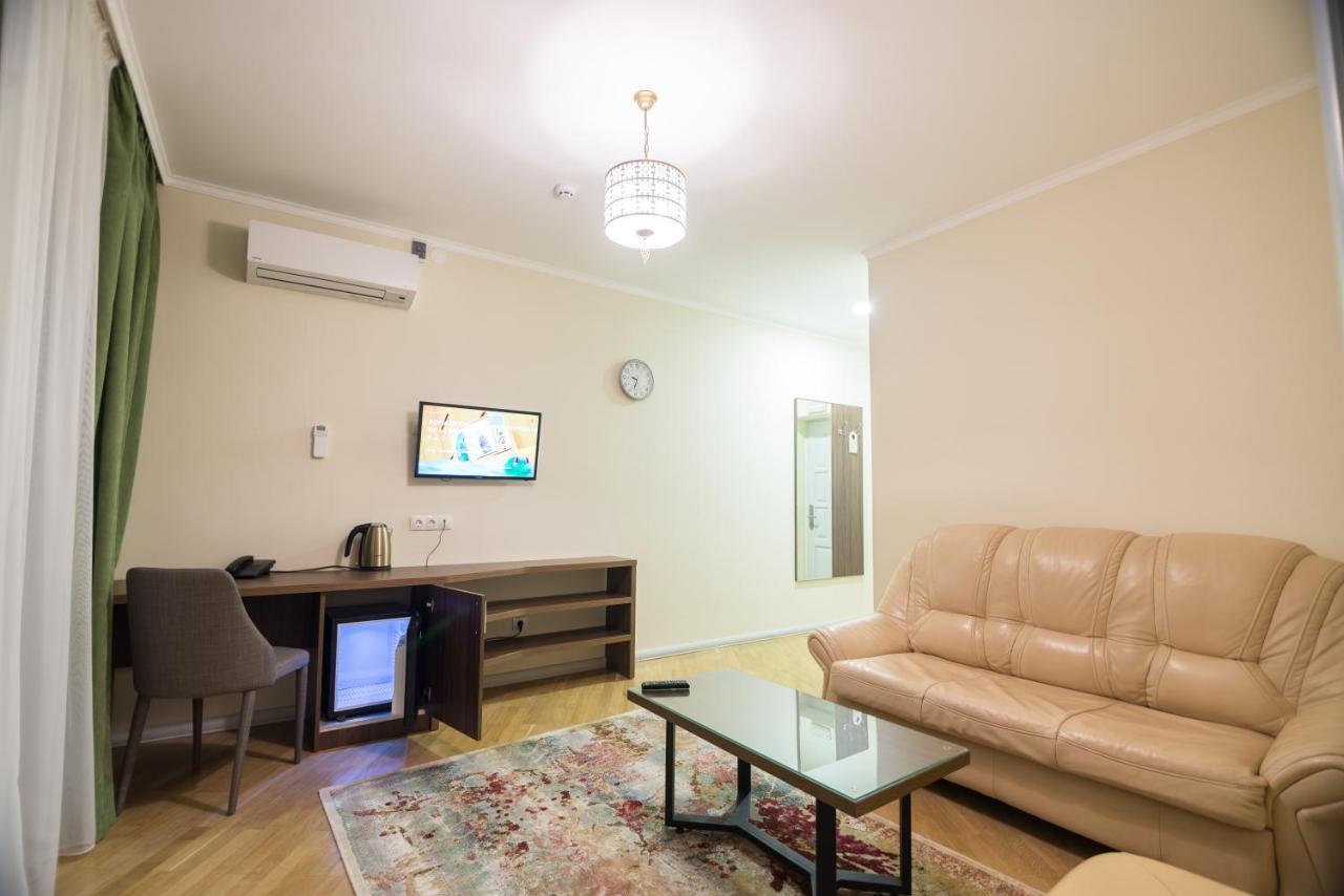 Pivdenniy Hotel Lviv Exterior photo